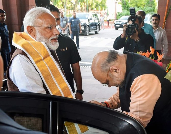 उस वक्त अमित शाह सिर्फ 17 साल के थे और आरएसएस की छात्र इकाई अखिल भारतीय विद्यार्थी परिषद (एबीवीपी)  में थे और नरेंद्र मोदी संघ के प्रचारक के रूप में काम कर रहे थे। 