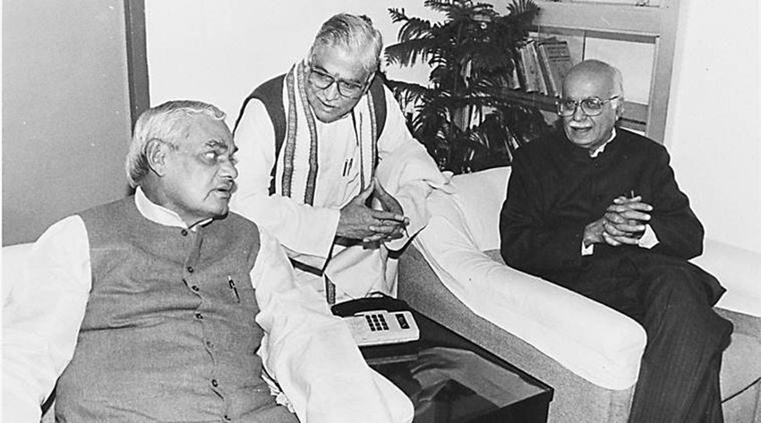 मुरली मनोहर जोशी 16 मई से 1 जून 1996 तक 16 दिनों के लिए केंद्रीय गृह मंत्री थे। जोशी ने डी.फिल और एमएससी किया है।