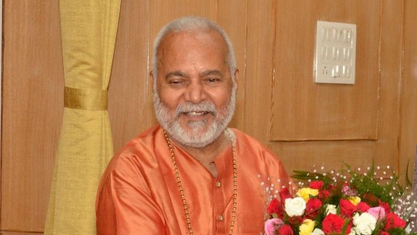 आडवाणी के गृहमंत्री रहते हुए स्वामी चिन्मयानंद सरस्वती भी गृह राज्य मंत्री थे। चिन्मयानंद ने पीएचडी किया हुआ है।