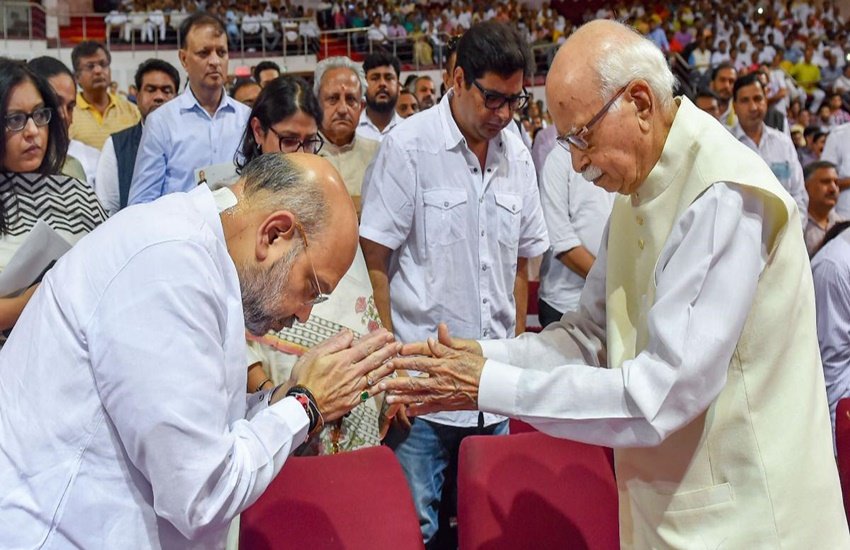 1996 में पहली बार बीजेपी के नेतृत्व में सरकार बनी थी। अटल बिहारी पीएम बने। हालांकि कुछ ही दिनों में सरकार गिर गई। 1999 से 2004 तक अटल बिहारी के नेतृत्व में पूरे 5 साल बीजेपी ने एनडीए सरकार चलाई थी। उसके बाद 2014 से अब तक देश में लगातार बीजेपी की सरकार है। बीजेपी के नेतृत्व वाली इन सरकारों में अब तक 12 लोग गृह मंत्री बन चुके हैं। आइए जानें गृह मंत्रालय की जिम्मेदारी संभाल चुके इन नेताओं में कौन कितना एजुकेड है:
