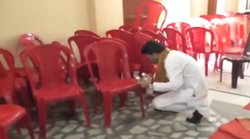 केंद्रीय मंत्री अनुराग ठाकुर ने उठाईं कार्यक्रम में बोतलें, VIDEO देख लोग बोले- आया मौसम स्वच्छता का