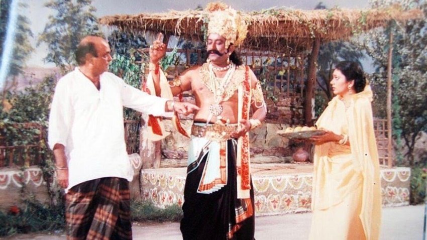 अरविंद त्रिवेदी ने ही रामायण में सीता का किरदार निभाने वालीं दीपिका चिखलिया की राजनीति में एंट्री करवाई थी। 
