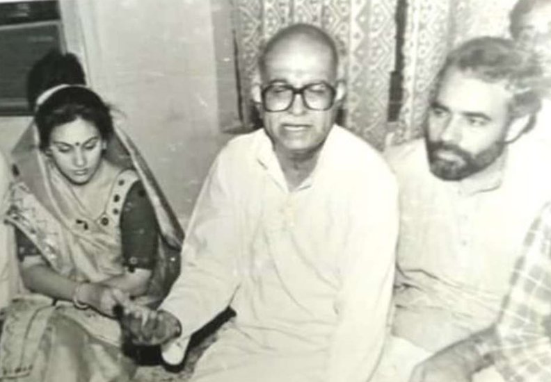 दीपिका ने  बताया था- मैं गुजरात में एक फ़िल्म की शूटिंग कर रही थी तभी मेरी मुलाक़ात अरविन्द त्रिवेदी से हुई। उन्होंने मुझसे कहा कि 'आपको आडवाणी जी ढूंढ रहे हैं उन्हें आपका नंबर चाहिए।' 