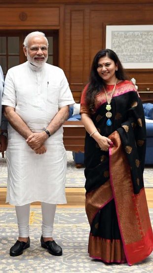 दीपिका ने बीबीसी को दिये एक इंटरव्यू में बताया था कि अरविंद त्रिवेदी की मदद से उन्हें बीजेपी का टिकट मिला था। दीपिका ने 1991 में गुजरात की वडोदरा सीट से लोकसभा चुनाव भी जीता था। 