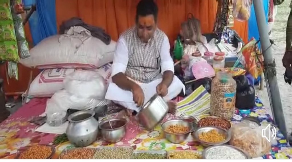 विधायक ललन पासवान फुटपाथी दुकान में बैठकर नाश्ता बनाते हुए।