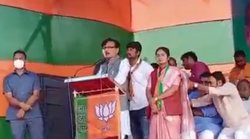 मप्रः शिवराज के मंत्री ने महिला उम्मीदवार के बालों में फंसा चश्मा निकाला तो मचा बवाल, कांग्रेस ने की कार्रवाई की मांग