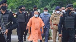 लाइव शो में कश्मीर हिंसा को लेकर एक-दूसरे से उलझ गए पत्रकार और पीडीपी नेता, पूछा- योगी आदित्यनाथ और आतंकवादियों की करेंगे तुलना