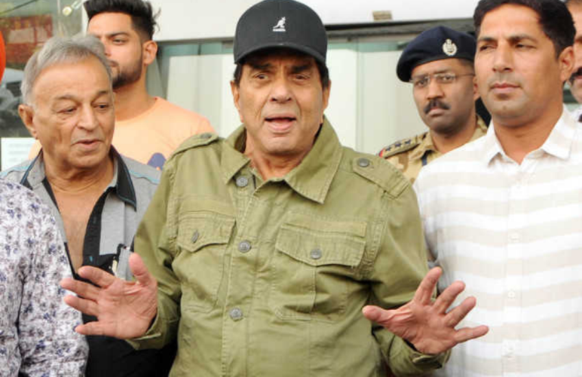 बॉलीवुड में आने के लिए धर्मेंद्र अनाज के ट्रक में बैठकर पंजाब से मुंबई आ गए थे।