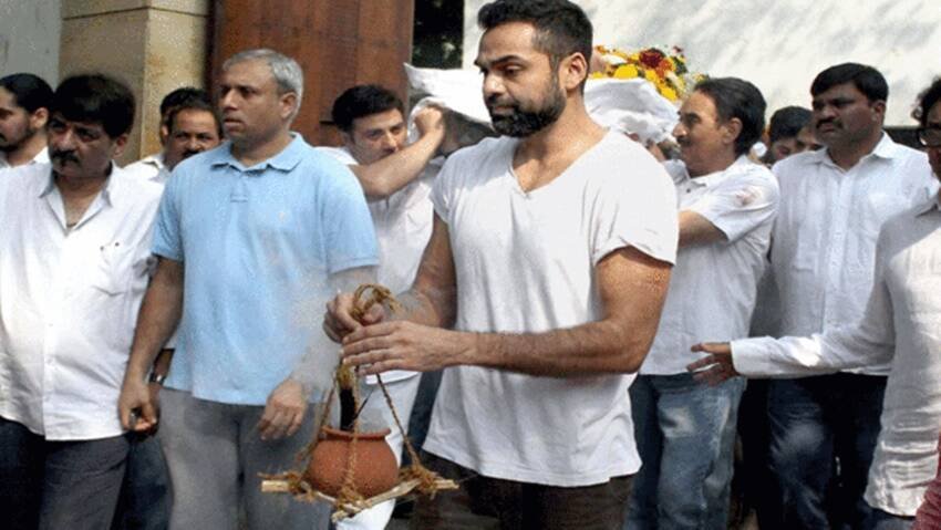 धर्मेंद्र के भाई अजीत देओल अपनी दूसरी भाभी हेमा मालिनी के काफी करीब थे। हेमा मालिनी की बेटी ईशा भी अजीत देओल को बहुत प्यार करती थीं। (यह भी पढ़ें: दो-दो शादी के बाद भी इस एक्ट्रेस पर दिल हार बैठे थे धर्मेंद्र, हेमा मालिनी ने लगा दी थी क्लास )