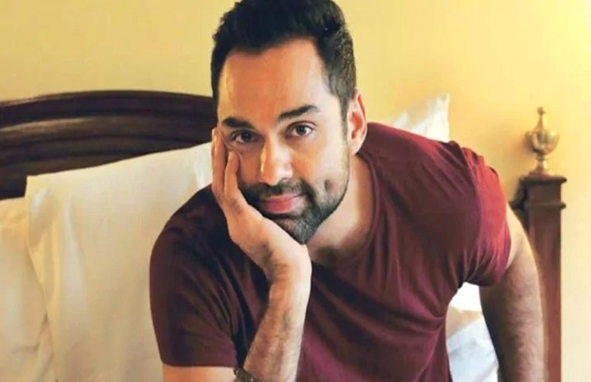 अपनी डेब्यू फिल्म में धर्मेंद्र के भाई अभय नाम का किरदार निभा रहे थे। बाद में जब उनके बेटे का जन्म हुआ तब उन्होंने उसका नाम अभय ही रख दिया। अभय देओल आज बॉलीवुड के मंझे हुए कलाकार हैं। (यह भी पढ़ें: सनी देओल संग हिट रही थी जोड़ी, इन 6 एक्ट्रेसेज में कुछ का हुआ तलाक तो कोई रह गया कुंवारा )