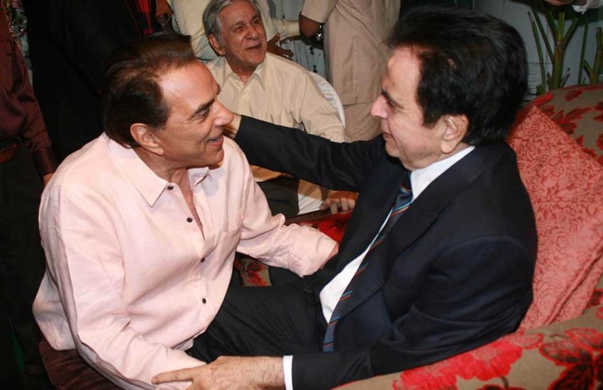 Dharmendra Dilip Kumar: धर्मेंद्र बॉलीवुड के बहुत बड़े कलाकार रहे हैं। उन्होंने कई सुपरहिट फिल्मों में काम किया। अपने जमाने के सभी बड़े स्टार्स के साथ स्क्रीन शेयर कर चुके धर्मेंद्र दिवंगत दिलीप कुमार के बेहद करीब रहे। दिलीप कुमार की पत्नी सायरा बानो के साथ बी धर्मेंद्र के रिश्ते बेहद आत्मीय हैं। 