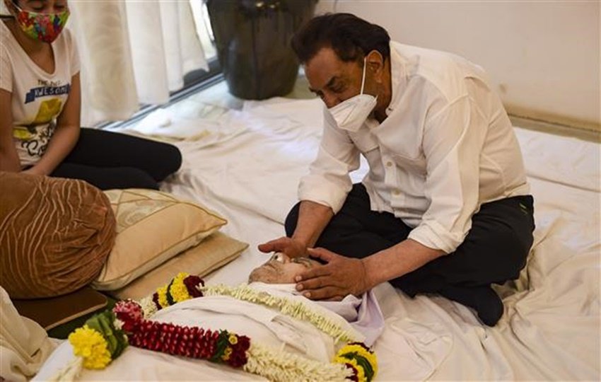 दिलीप कुमार के निधन पर उनकी डेड बॉडी के सामने बैठ जिस तरह से धर्मेंद्र रो रहे थे उसने दिलीप कुमार के लिए उनकी मोहब्बत को जगजाहिर कर दिया था।