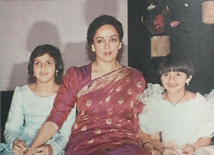 हेमा के मेकअप के सामान को ईशा तोड़ दिया करती थीं और हेमा उन्हें मनाने के लिए रोज कुछ न कुछ नए कपड़े दिलाने का वादा करती थीं, ताकि वह उनकी लिपस्टिक आदि को न तोड़ें। इसे भी पढ़ें- हेमा मालिनी की नेलपॉलिश देखते ही जब धर्मेंद्र की बेटी उसे देती थी पोंछ, ईशा देओल को लगता था इस बात का डर