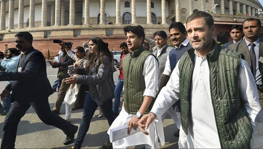 राहुल गांधी और ज्योतिरादित्य सिंधिया भी कभी अच्छे दोस्त हुआ करते थे। दोनों के पिता भी अच्छे दोस्त थे। लेकिन 2020 में ज्योतिरादित्य के कांग्रेस छोड़ बीजेपी में जाने के साथ ही इस चर्चित दोस्ती में दरार पड़ गई थी। अब सिंधिया जमकर गांधी परिवार पर निशाना साधते हैं। (यह भी पढ़ें- मुलायम के फैसलों में दिखती थी अमर सिंह की छाप, भारतीय राजनीति में मशहूर है दोस्तों की ये 7 जोड़ियां)
