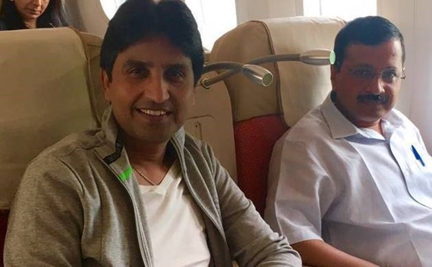 दिल्ली के मुख्यमंत्री अरविंद केजरीवाल और कुमार विश्वास राजनीति में आने से पहले अच्छे दोस्त थे। दोनों ही अन्ना आंदोलन के चर्चित और महत्वपूर्ण चेहरे थे। केजरीवाल ने जब आम आदमी पार्टी बनाई तब कुमार विश्वास भी संस्थापक सदस्यों में थे। लेकिन राजनीति में वैचारिक मतभेदों ने इन दोनों की दोस्ती में दरार डाल दी। अब केजरीवाल तो नहीं लेकिन कुमार विश्वास खुलकर अपने पुराने साथी पर निशाना साधते हैं। (यह भी पढ़ें: मुलायम – अमर से अटल – आडवाणी तक, राजनीति में चर्चित थी इन 14 नेताओं की दोस्ती, मौत ने कर दिया अलग)