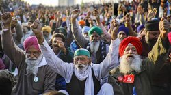 किसान नेता ने लोकतंत्र पर उठाया सवाल तो बिफर पड़े एंकर, कहा – इसी लोकतंत्र के नाम पर दो बॉर्डर किए हैं जाम