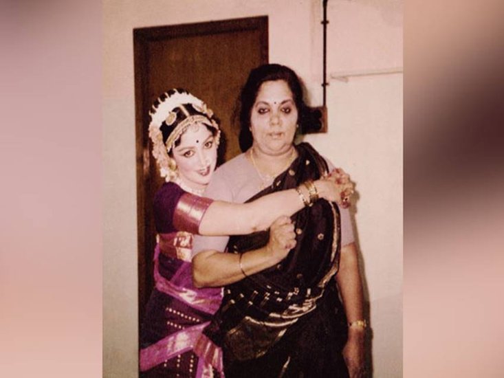 तब मां जया ने शोरूम के मालिक से कहा कि वह कुछ महीनों बाद उनको पूरी रकम दे देंगी। दुकानदार मान गया और कार की चाबी सौंप दी।