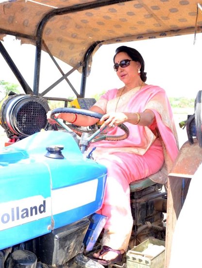 चुनाव प्रचार के दौरान भी हेमा मालिनी अपने गॉगल्स में नजर आती हैं।