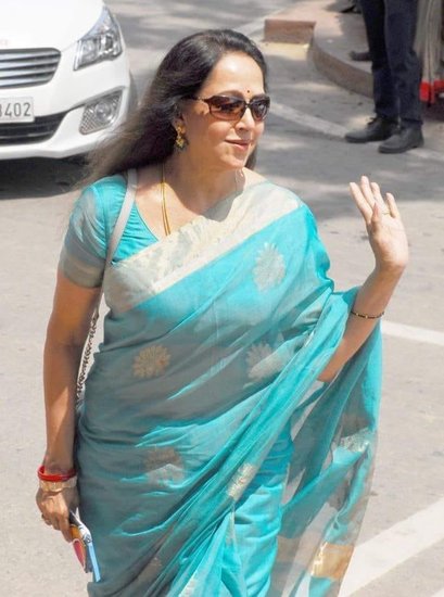 बात सुंदर साड़ियों की हो या फिर स्टाइलिश गॉगल्स की, हेमा मालिनी के टक्कर में दूर-दूर तक कोई महिला नेता नहीं ठहरतीं।