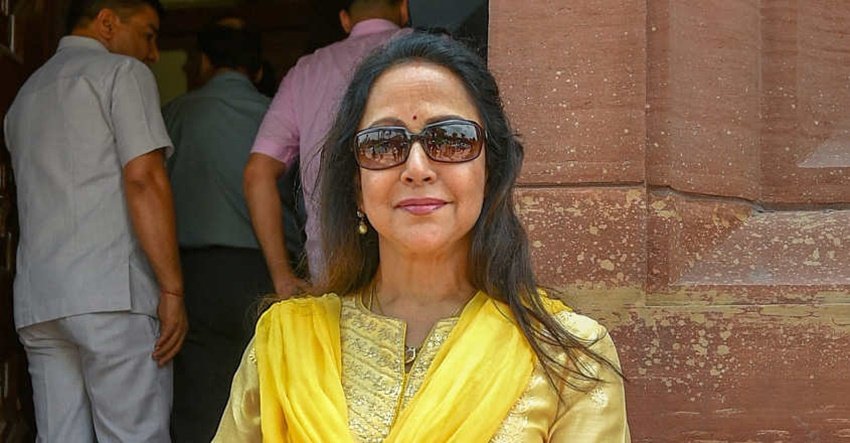 साड़ी हो या फिर सलवाल सूट, हेमा मालिनी हर तरह के ड्रेस के साथ सनग्लास कैरी करती हैं।