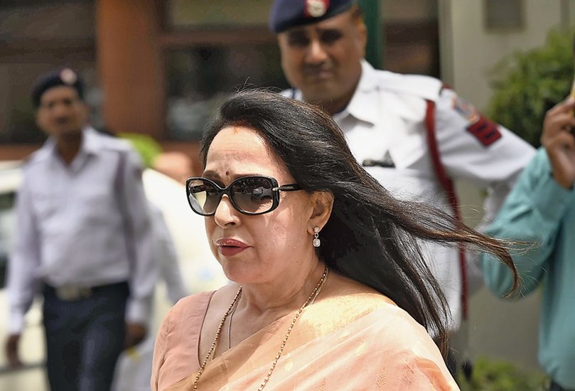 हेमा मालिनी की गिनती सबसे स्टाइलिश राजनेताओं में होती है।