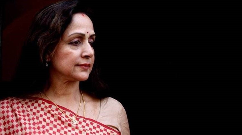 हेमा मालिनी कहती हैं कि उनसे भी पूछा जाता था कि क्या मैं अब अपने करियर को प्राथमिकता नहीं दूंगी? क्योंकि हमारे समाज में यही मान्यता है कि मां बनने का अर्थ है आपको अपने सपनों से, अपनी रचनात्मकता और अपनी ख़्वाहिशों से समझौता करना पड़ेगा। (यह भी पढ़ें: जब शादी के अगले दिन धर्मेंद्र की बेटी ईशा देओल का आया फोन, फूट-फूट कर रो पड़ी थीं हेमा मालिनी )
