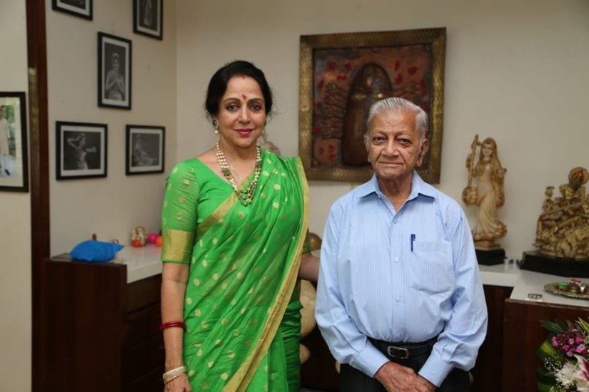 अपने दिवंगत सेक्रेटरी के साथ खूबसूरत हरी साड़ी में हेमा मालिनी।