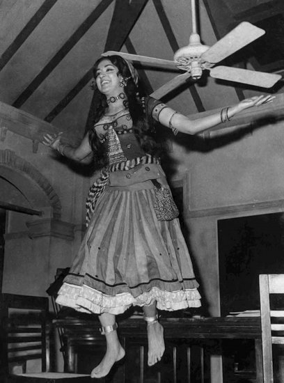 राज कपूर के साथ डेब्यू फिल्म साइन करने से हेमा की मां जया चक्रवर्ती बेहद खुश थीं। बतौर पेशगी हेमा मालिनी को कुछ पैसे भी मिले थे। मां ने प्लान बनाया कि उन्हीं पैसों से हेमा मालिनी के लिए एक कार खरीद ली जाए।