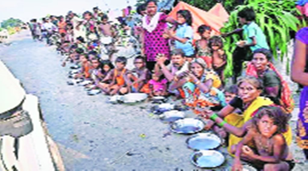 पेट के लिए जद्दोजहद करते लोग। फाइल फोटो।