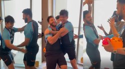 न्यूजीलैंड के खिलाफ मैच से पहले एक-दूसरे की बांहों में डाल झूमकर नाचे इशान किशन और शार्दुल ठाकुर, रोहित शर्मा की पत्नी रितिका सजदेह ने बना लिया Video