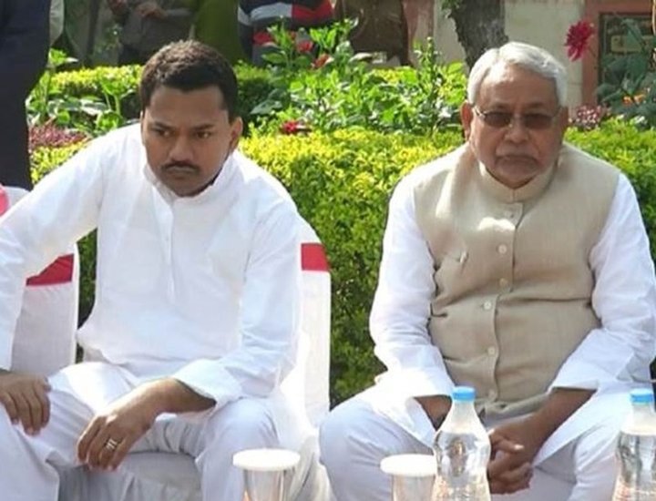 कभी लालू प्रसाद के जिगरी दोस्त रहे नीतीश कुमार इंजीनियरिंग ग्रेजुएट हैं। बिहार के सीएम नीतीश कुमार के बेटे निशांत कुमार ने भी इंजीनियरिंग की ही पढ़ाई की है। निशांत फिलहाल राजनीति में नहीं हैं।