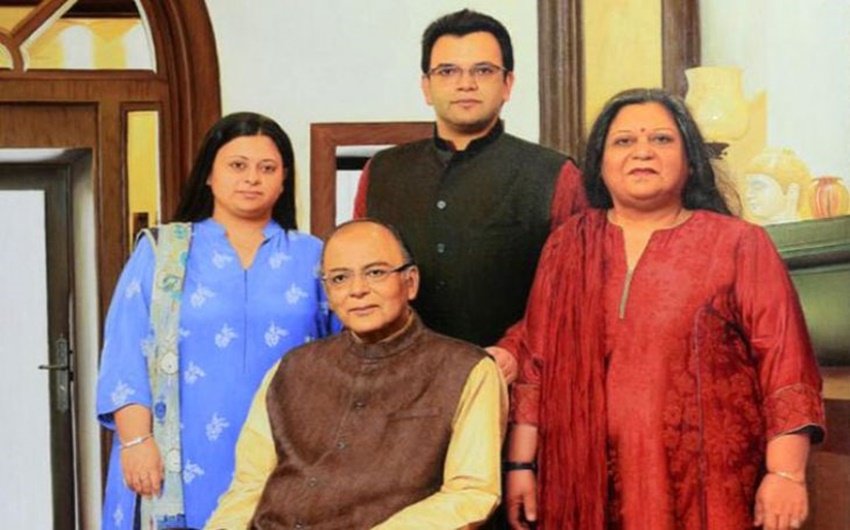 बीजेपी के दिवंगत नेता अरुण जेटली के बेटे रोहन ने भी पिता की ही तरह वकालत की पढ़ाई की है।