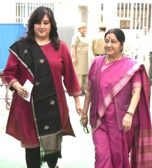 सुषमा स्वराज बीजेपी और देश की बड़ी नेता थींं। सुषमा स्वराज ने वकालत की पढ़ाई की थी। अपनी मां के रास्ते पर चलते हुए बांसुरी स्वराज ने भी वकालत की। फिलहाल वह लॉ प्रैक्टिस करती हैं।