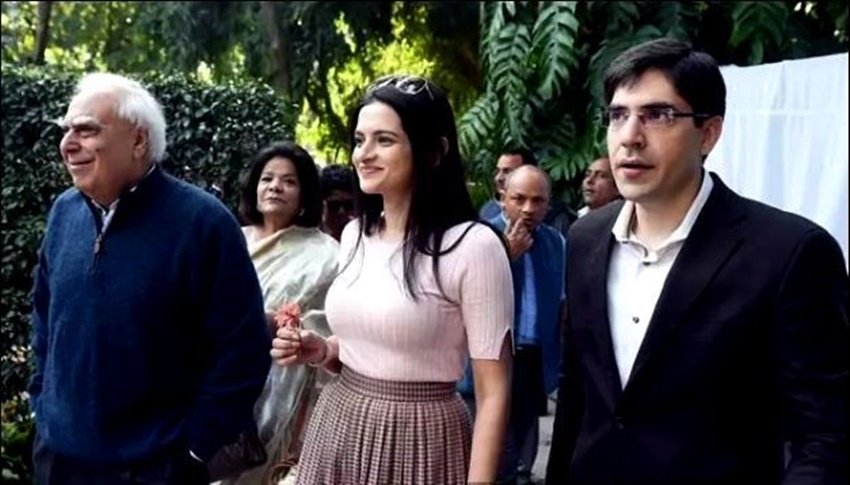 कपिल सिब्बल कांग्रेस के बड़े नेता और केंद्र में मंत्री रहे हैं। उनके बड़े बेटे अखिल ने भी उन्हीं की तरह वकालत की पढ़ाई की और लॉ प्रैक्टिस भी करते हैं। (यह भी पढ़ें: माधवराव सिंधिया से अखिलेश यादव तक, आपस में समधी हैं ये 10 राजनेता )