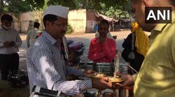 हूबहू अरविंद केजरीवाल जैसा दिखता है यह चाट वाला, अंदाज देख लग जाती है ग्राहकों की भीड़