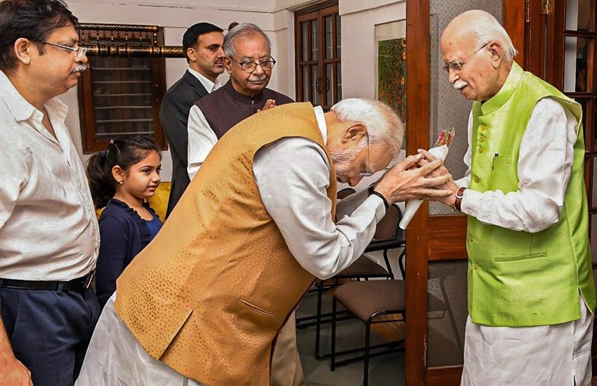 इस फेहरिस्त में सबसे पहला नाम आता है बीजेपी के कद्दावर नेता और देश के उप प्रधानमंत्री रहे लाल कृष्ण आडवाणी का। आडवाणी अब सक्रिय राजनीति से दूर हो चुके हैं। (यह भी पढ़ें - आडवाणी से अमित शाह तक, BJP सरकार में इन 12 लोगों को मिला गृह मंत्रालय, जानिए कौन कितना एजुकेटेड)