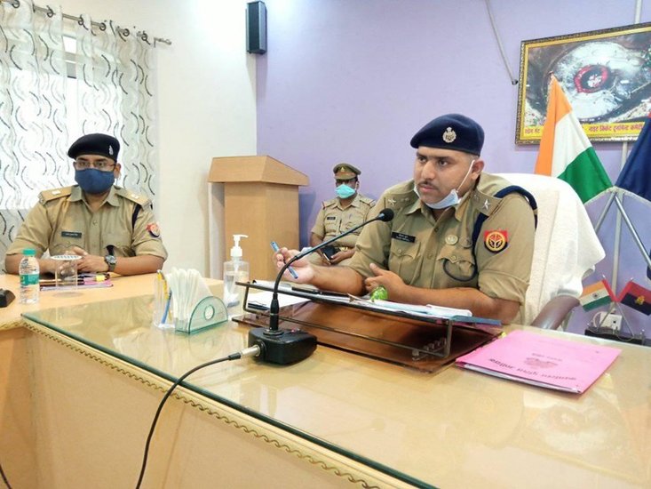 नोएडा, मेरठ, बस्ती, लखनऊ और सिद्धार्थनगर जैसे जिलों में रहने के बाद फिलहाल वह लखीमपुर के पुलिस अधीक्षक हैं। (Photos: Social Media)