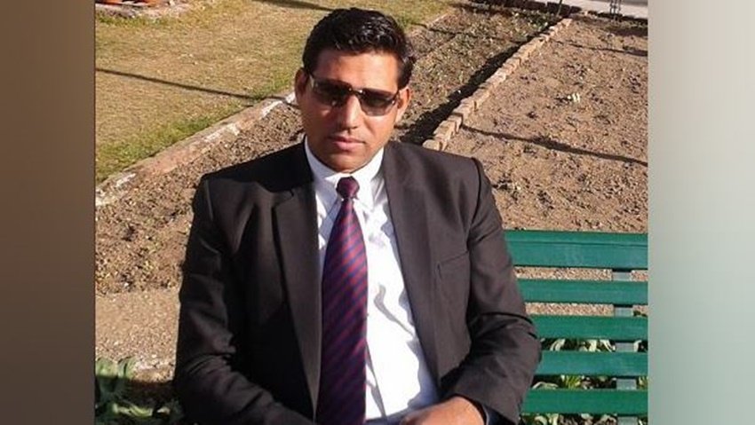 ग्रेजुएशन के बाद उनका सिलेक्शन मर्चेंट नेवी में हो गया। मर्चेंट नेवी में नौकरी करते हुए वह यूपीएससी की तैयारी भी करते थे।
