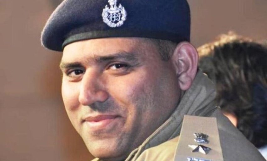 विजय ढुल ने सोनीपत से ही स्कूलिंग करने के बाद दिल्ली के सेंट स्टीफन कॉलेज से बीए किया। विजय पढ़ने में बचपन से ही होनहार थे।