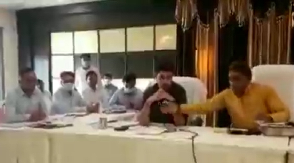 UP, Mathura, BJP Mayor, Municipal Commissioner, Clashed in the meeting, Mikes squabble