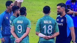 Ind vs Pak: भारत को हराने के बाद एमएस धोनी से मशविरा करते दिखे पाक क्रिकेटर्स, विराट कोहली ने भी की बाबर आजम की तारीफ; देखें Video