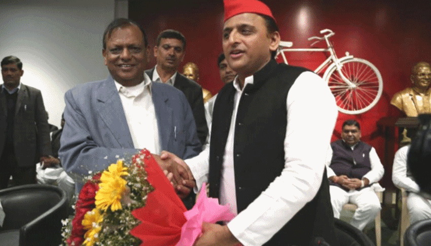 आर के चौधरी की गिनती भी बसपा के बड़े नेताओं और मायावती के करीबियों में होती थी। 2019 के लोकसभा चुनाव से ठीक पहले चौधरी ने कांग्रेस का हाथ थाम लिया। हालांकि अब वह सपा में हैं। (यह भी पढ़ें: जब अपने छोटे भाई को कंधे पर लेकर 6 किलोमीटर पैदल भागी थीं मायावती, खतरे में थी जान)