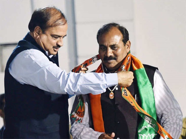 घोसी से बसपा के सांसद रहे दारा सिंह चौहान की गिनती भी मायावती के करीबियों में होती थी। 2015 में दारा सिंह ने बसपा छोड़ दी थी। फिलहाल वह भी बीजेपी में शामिल हो चुके हैं और योगी सरकार में मंत्री भी हैं। (यह भी पढ़ें - मायावती से भी अमीर हैं BSP के ये विधायक, जानिए कौन हैं सबसे ज्यादा संपत्ति वाले यूपी के 7 MLA)