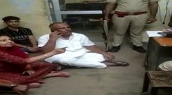 शराबियों की हिमायत में पति समेत थाने में धरने पर बैठ गईं कांग्रेस की विधायक, बोलीं- बच्चे तो शराब पीते ही हैं