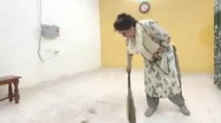 लखीमपुर खीरी कांड: सीतापुर गेस्ट हाउस में झाड़ू लगाते नजर आईं प्रियंका गांधी, बाहर कांग्रेस‍ियों ने क‍िया प्रदर्शन