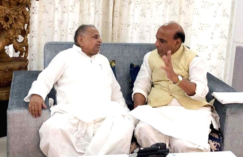 उत्तर प्रदेश देश का सबसे बड़ा राज्य है। इस प्रदेश के लिए कहा जाता है कि यहीं से देश का नेतृत्व तय होता है। माना जाता है कि जो यूपी जीतता है वही केंद्र की सत्ता पर भी काबिज होता है। इस राज्य ने अखिलेश यादव (Akhilesh Yadav), मायावती (Mayawati) और योगी आदित्यनाथ (Yogi Adityanath) समेत अब तक 21 मुख्यमंत्री देखे हैं। कई नेता 50 की उम्र के करीब पहुंचकर सीएम बने। आइए डालते हैं ऐसे ही नामों पर एक नजर: 