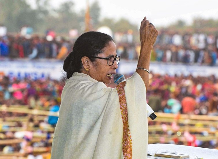 ममता बनर्जी 1970 में कोलकाता में कांग्रेस के छात्र संगठन, ‘छात्र परिषद’, के साथ जुड़ीं और तेज़-तर्रार महिला नेता के तौर पर उभरीं। वह तीसरी बार पश्चिम बंगाल की सीएम बनी हैं। ममता केंद्र में भी मंत्री रह चुकी हैं। (यह भी पढ़ें - ‘आप मानेंगी नहीं तो मैं खाना नहीं खाऊंगा..’, जब ममता बनर्जी से जिद कर बैठे थे PM अटल बिहारी)