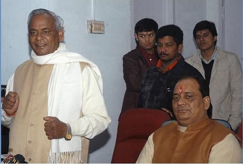 यूपी के मुख्यमंत्री रहे कल्याण सिंह की भी तीन पीढ़ियां राजनीति में हैं। कल्याण सिंह के बेटे राजवीर सिंह एटा से बीजेपी सांसद हैं। कल्याण सिंह के पोते संदीप सिंह यूपी सरकार में मंत्री हैं।