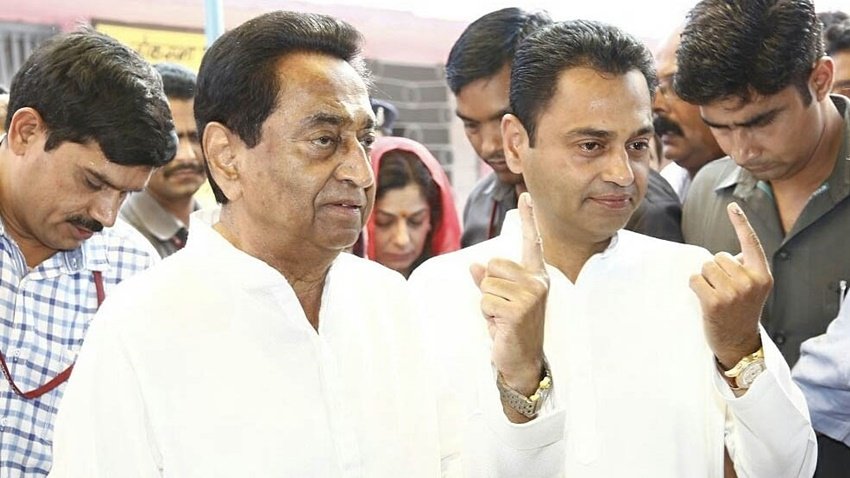 मध्य प्रदेश के पूर्व मुख्यमंत्री कमलनाथ के दो बेटे हैं। बेटों के नाम नकुल नाथ और बकुल नाथ हैं। नकुल नाथ राजनीति में आ चुके हैं। वह लोकसभा सांसद हैं। बकुल राजनीति से दूर अपना बिजनेस करते हैं।