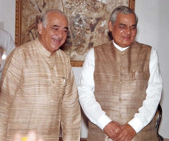 दिल्ली के मुख्यमंत्री रहे दिवंगत मदन लाल खुराना के दो बेटे हैं। विमल खुराना और हरीश खुराना। हरीश दिल्ली बीजेपी से जुड़े हैं। वहीं विमल जो अब इस दुनिया में नहीं हैं, ने राजनीति से दूरी ही बनाए रखी। वह अपना खुद का व्यवसाय करते थे। साल 2018 में उनका निधन हो गया था।